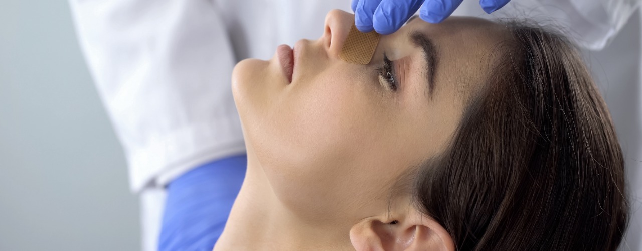 attachment-doctor-examining-patient-nose-after-rhinoplasty-surgery-medical-aid-picture-id1034985844-1