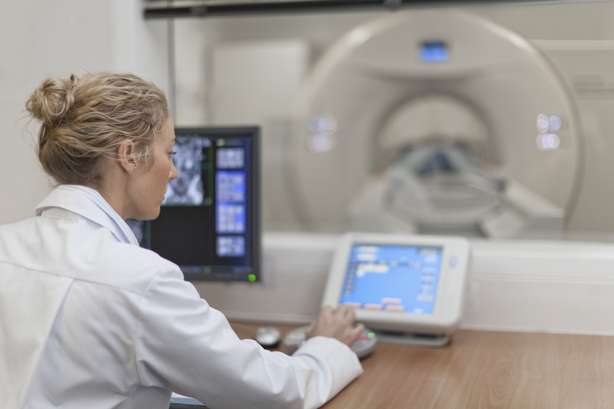 doctor-operating-ct-scanner-in-hospital