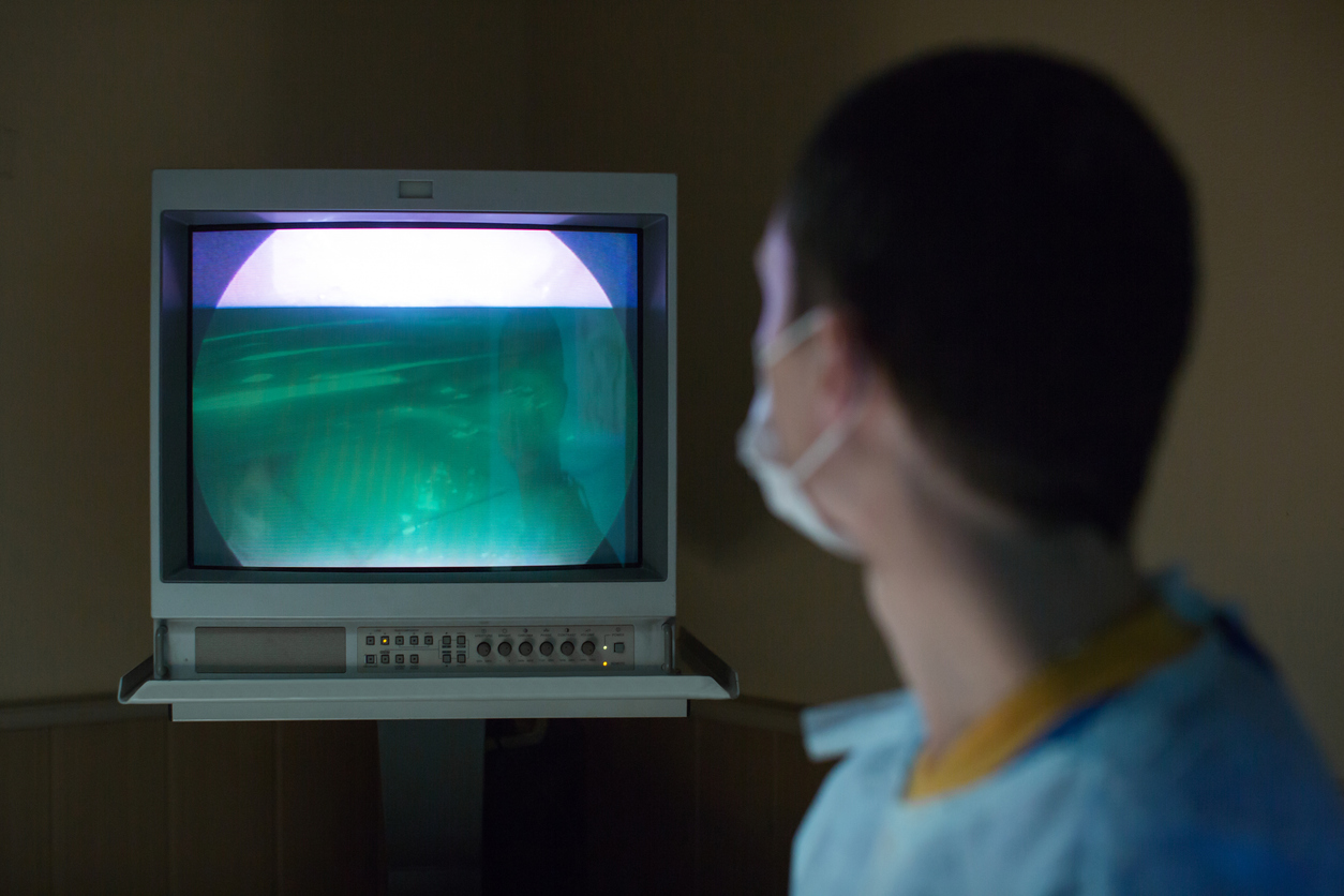 veterinarian-doctor-in-operation-room-for-laparoscopic-surgical