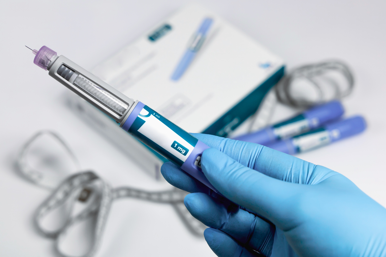 hands-in-surgical-gloves-holding-insulin-injection-pen-for-diabetics